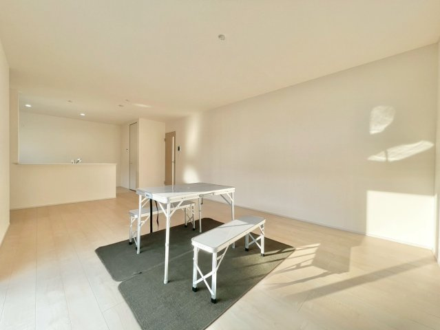 ひたちなか市田彦10期　新築戸建の居間・リビング|居心地の良いデザインと機能性を両立。ご友人を招いたり、趣味を楽しんだり、様々なシーンで活躍する団らんの中心地です。