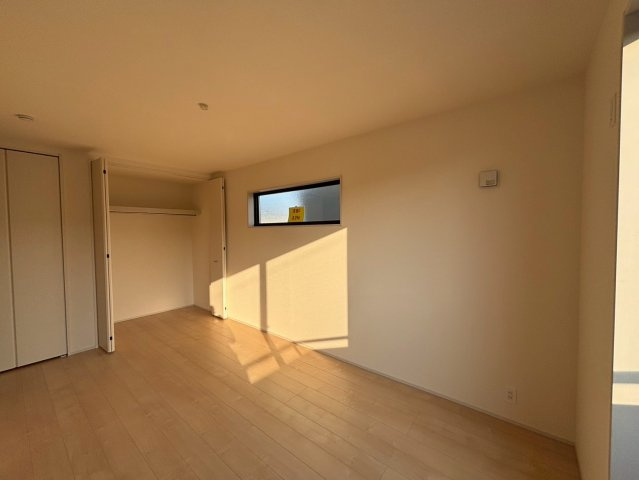 ひたちなか市田彦10期　新築戸建のその他|明るい洋室です♪