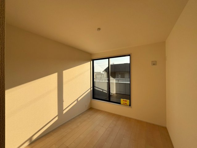 ひたちなか市田彦10期　新築戸建のその他|明るい洋室です♪