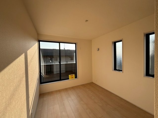 ひたちなか市田彦10期　新築戸建の洋室|バルコニーに面した２面採光で明るく開放的な洋室です♪