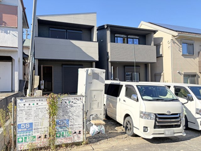 【春日井市月見町Ⅱ 2号棟】小学校4分/LDK20帖超の外観|現地（2026.10中旬）撮影　現況：足場が外れました！