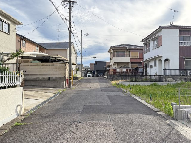 【春日井市月見町Ⅱ 1号棟】東南向き/小学校4分の前面道路含む現地写真|前面道路　6.0ｍのゆとりの道路幅・車通りも穏やかな閑静な住宅地です。