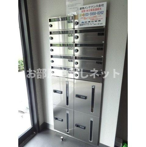 いずみマンションのエントランス|宅配ボックス
