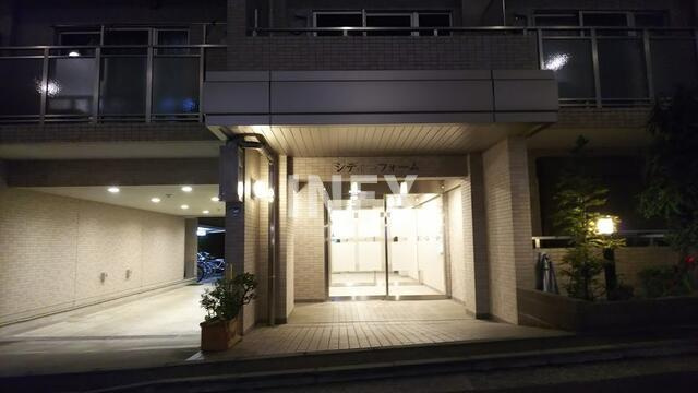 横浜市磯子区杉田４丁目の賃貸マンションのエントランス