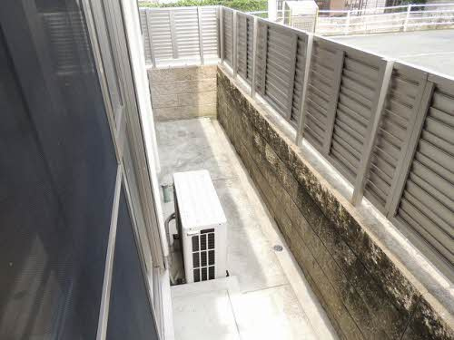 熊本市東区江津２丁目のアパートのバルコニー