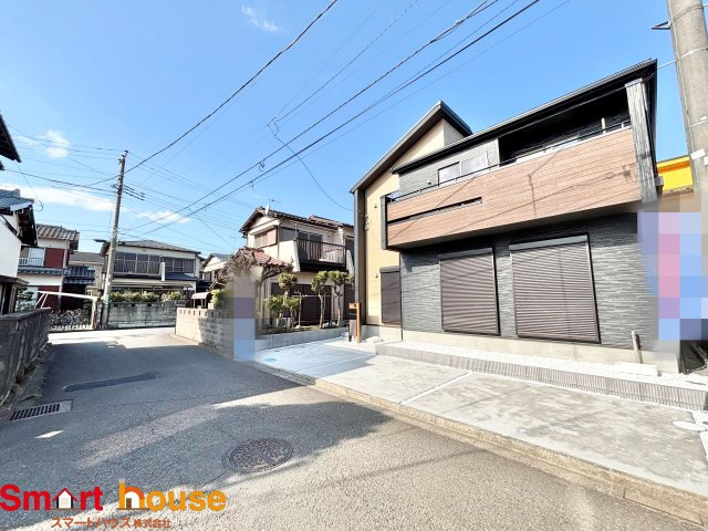 相模原市南区鵜野森　新築1棟の前面道路含む現地写真|オシャレな外観は、人の目を引くだけではなく自慢したくなりますね！植木を置いたりアレンジは、自由です。自分の好みに仕上げましょう♪