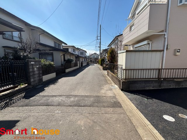相模原市中央区陽光台第40　新築1棟の前面道路含む現地写真|お住まいの前面道路が広いと駐車が楽になり、陽当たりも遮られないので明るく居心地の良いお家になります♪
