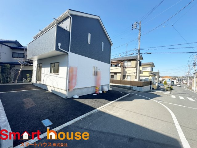町田市高ヶ坂第22　新築1棟の前面道路含む現地写真|お住まいの前面道路が広いと駐車が楽になり、陽当たりも遮られないので明るく居心地の良いお家になります♪
