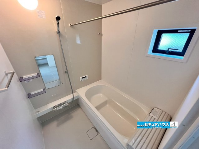【完成済み♪】　名古屋市南区上浜町全1棟の浴室|【浴室イメージ】
◆アクセントパネルで落ち着きのある雰囲気を演出します。毎日の疲れを癒やすバスタイムをお楽しみ下さい！
◆窓付きで、カビの繁殖を抑える効果があります。