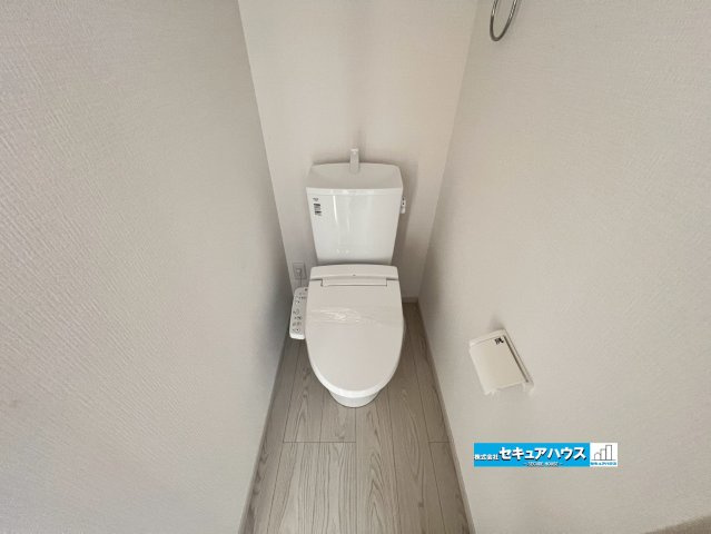 【完成済み♪】　名古屋市南区上浜町全1棟のトイレ|【高機能トイレイメージ】
◆高機能トイレの多くは便器のフタの開閉が自動であり、使用後に手動で水を流す面倒もなく非常に便利です。スタイリッシュな見た目で、お掃除しやすく、節水効果が高いです。

