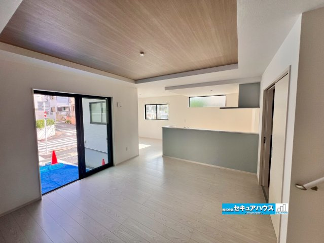 【完成済み♪】　名古屋市南区上浜町全1棟の居間・リビング|【LDKイメージ】
◆通学から帰宅し、リビングルームで会話を楽しむ子ども達。リビングから臨む景色は太陽色に染まり、解放感溢れゆったりとしたひと時を過ごすことが出来る素敵な空間です。