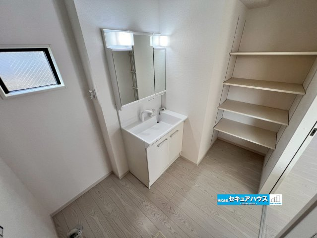【完成済み♪】　名古屋市南区上浜町全1棟の洗面所|【洗面台イメージ】
◆鏡の裏にはたっぷりと収納スペースを標準装備！
◆電源を付属しているのでドライヤーなど利用できます。