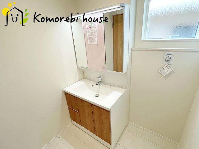 伊奈町寿　新築一戸建て　タマタウン　01の独立洗面台|独立洗面台あり、毎朝おしゃれに忙しい女性の方におすすめです