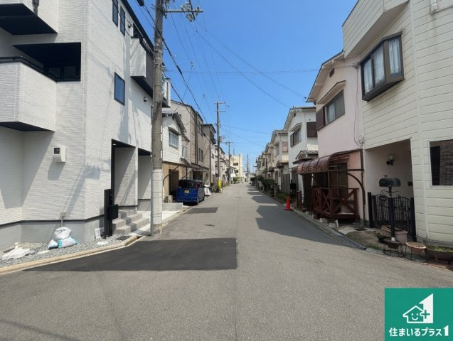 堺市美原区北余部　新築一戸建ての前面道路含む現地写真|周辺は閑静な住宅街！前面道路広々で車の出し入れも便利です。駐車が苦手な方でも安心して車庫入れできます！
