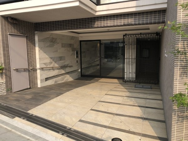 レ・ジェイド桜上水ティアラのエントランス