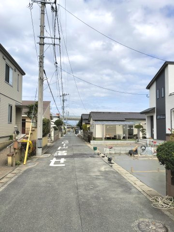 西区拾六町4丁目 新築戸建　B号棟の前面道路含む現地写真
