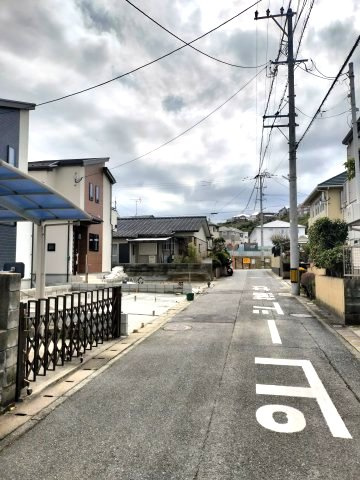 西区拾六町4丁目 新築戸建　B号棟の前面道路含む現地写真