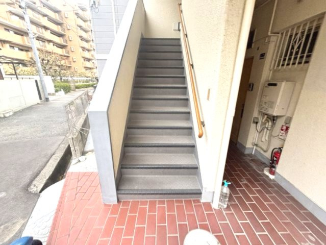 西灘マンションの玄関