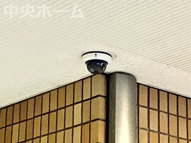 ゾンネンハイム北砂の防犯設備|【防犯カメラ】何かあった時の大事な証拠になることももちろんなりますが、防犯というくらいですので大事なのは防犯カメラがあることによって抑止力につながることですよね。