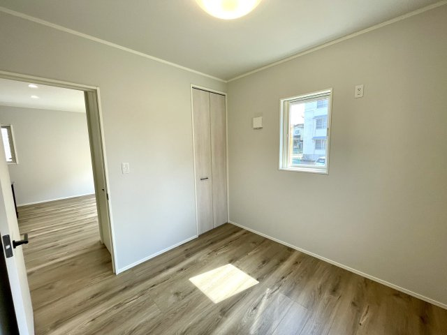 【洋室】 | 【新築分譲住宅】東根市六田　平屋建て　全2棟 | 【Room】
大きな窓からは快適な光を取り入れ、通気性能を上げる事で居心地の良い空間を演出します。多くの時間を過ごす住まいだからこそ、いつも快適な場所であるように心掛けています。