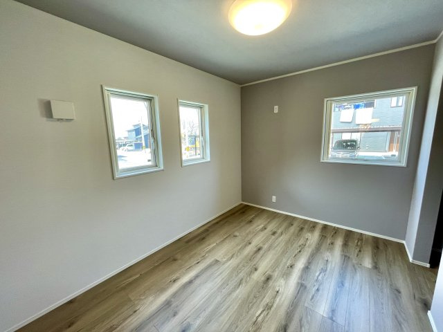 【洋室】 | 【新築分譲住宅】東根市六田　平屋建て　全2棟 | 【Room】
1日の疲れを癒し、心地よく寛げるようゆったりとした広さを確保しています。プライベートタイムをより優雅に穏やかに…。落ち着いた雰囲気を紡ぎます。