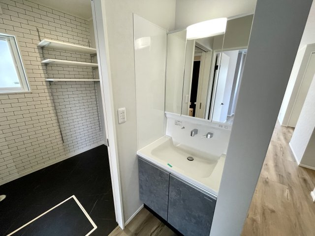 【独立洗面台】 | 【新築分譲住宅】東根市六田　平屋建て　全2棟 | 【Bathroom】
上質が感じられるカラーリングで、清潔な空間美を実現。一日の疲れが癒される優雅なバスタイムを堪能できるゆとりあるバスルームです。