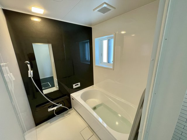 【浴室】 | 【新築分譲住宅】東根市六田　平屋建て　全2棟 | 【Powder room】
十分な大きさの洗面台は、身だしなみチェックや歯磨きなど、朝の慌ただしい時間でも余裕とゆとりを感じて頂けます。