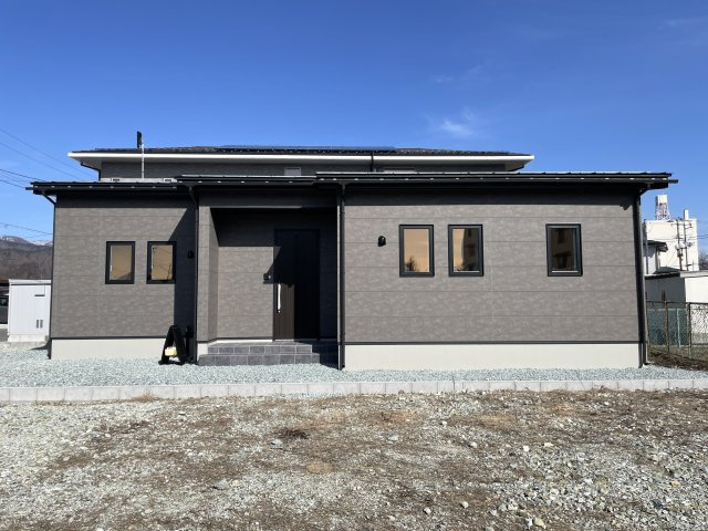 【外観】 | 【新築分譲住宅】東根市六田　平屋建て　全2棟 | 【Appearance】
堂々たる趣ながら、主張し過ぎずどこか余裕を感じさせるシャープなフォルムで佇む邸宅は、晴天の空と照らし合わせる事で、本来あるべき完成形の姿を見せてくれます。