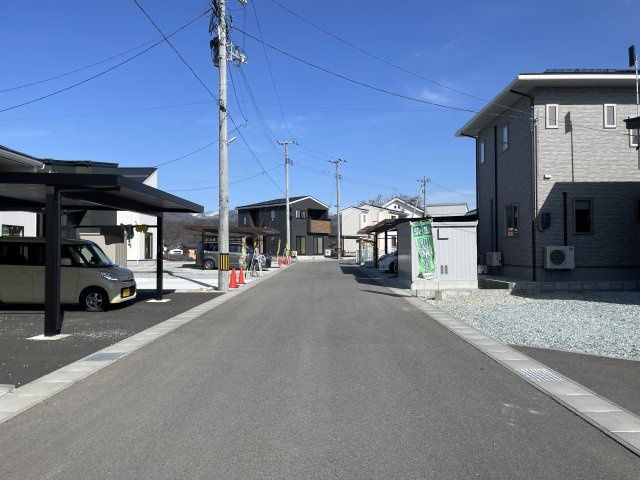 【前面道路含む現地写真】 | 【新築分譲住宅】東根市六田　平屋建て　全2棟 | 前面道路6メートル以上です♪
