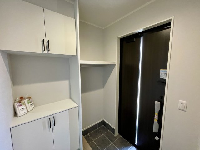 【玄関】 | 【新築分譲住宅】東根市六田　平屋建て　全2棟 | 【Entrance】
清潔感溢れる玄関がお出迎えする本邸宅の物語は、ここから始まる日常を期待させます。この場所には「希望」と「優越」で包み込んでくれる「特別」な空間があります。