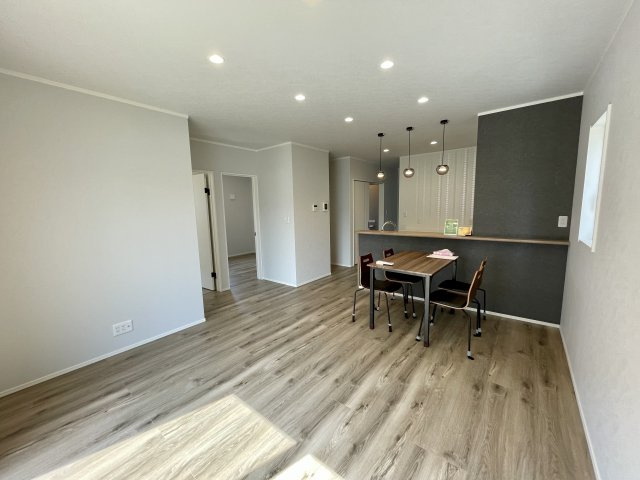 【居間・リビング】 | 【新築分譲住宅】東根市六田　平屋建て　全2棟 | 【Living room】
家族と過ごすひと時を溢れる光が優しく包み込むリビングダイニング。家族とともに、心穏やかに過ごすひととき。家族との時間、自分の時間を大切にできる空間がここにあります。