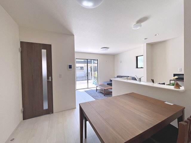 新築戸建・新築建売　福島市渡利第6　渡利小・渡利中の居間・リビング|LDKは17.7帖でキッチンの前にダイニングテーブルを設置すれば、お料理の配膳もスムーズです！