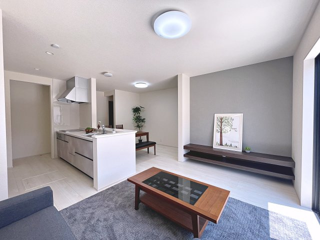 新築戸建・新築建売　福島市渡利第6　渡利小・渡利中の居間・リビング|太陽の日差しが気持ちの良いリビングは広々としているので家具を設置してもゆとりがあります！