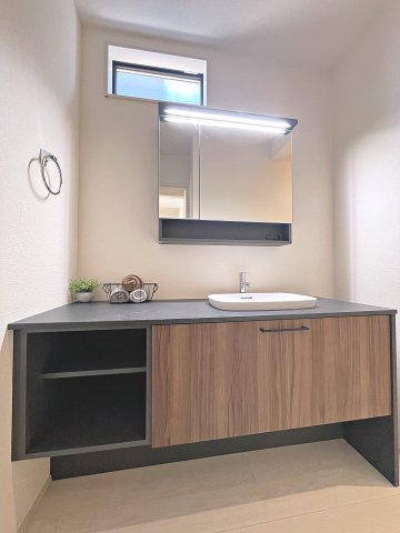 新築戸建・新築建売　福島市渡利第6　渡利小・渡利中の洗面所|ワイドカウンターの洗面台は使い勝手が良く、朝の身支度もスムーズです！