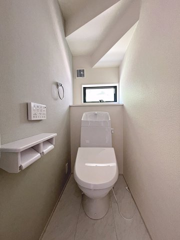 新築戸建・新築建売　福島市渡利第6　渡利小・渡利中のトイレ|白を基調としており小窓で換気ができるので清潔感のある空間。ペーパーホルダーが2つあるのも便利です！