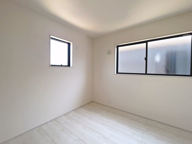 新築戸建・新築建売　福島市渡利第6　渡利小・渡利中の洋室|4.5帖の洋室は自然光が長時間入る2面採光で明るく気持ちの良いプライベート空間です！