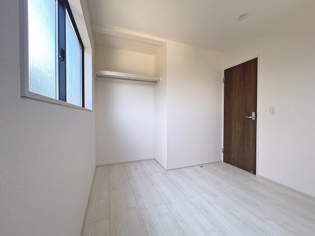 新築戸建・新築建売　福島市渡利第6　渡利小・渡利中の洋室|収納には扉がない「見せる収納」で出し入れがスムーズです！