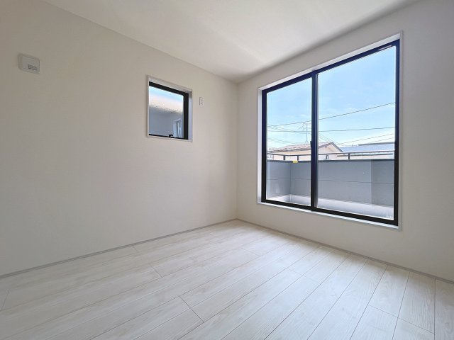 新築戸建・新築建売　福島市渡利第6　渡利小・渡利中の洋室|4.8帖の洋室はバルコニーに面しており大きな窓から日差しが入るので気持ちの良いプライベート空間です！