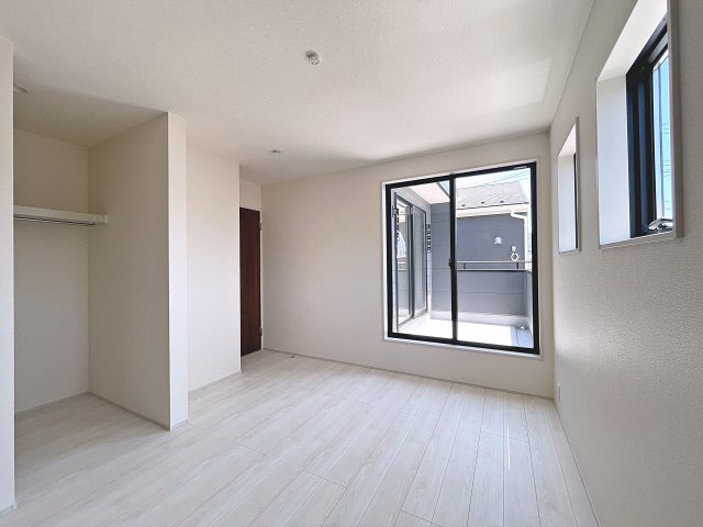 新築戸建・新築建売　福島市渡利第6　渡利小・渡利中の洋室|バルコニーに面しており大きな窓から日差しが入るので気持ちの良いプライベート空間です！