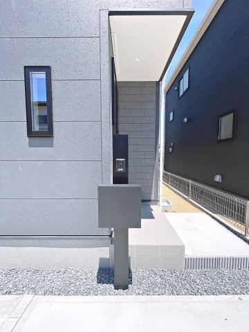 新築戸建・新築建売　福島市渡利第6　渡利小・渡利中の玄関|モニター付きインターホンで訪問者を確認できるので、防犯対策やプライバシー保護など安心です！