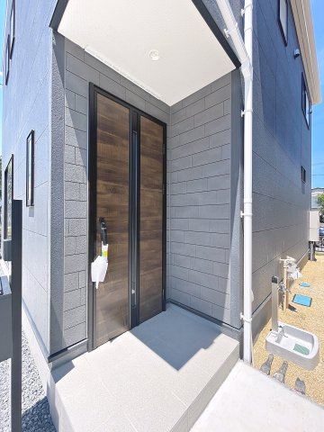 新築戸建・新築建売　福島市渡利第6　渡利小・渡利中の玄関|玄関ポーチがあるので雨や雪の日でも焦らず鍵の開錠や施錠ができます！