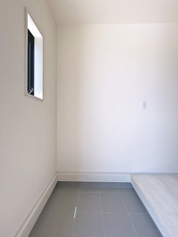 新築戸建・新築建売　福島市渡利第6　渡利小・渡利中の収納|玄関スペースは小窓付きで明るい空間です！