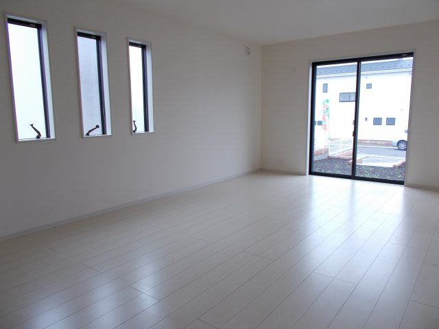 第５沼田市高橋場町　新築戸建　１号棟の居間・リビング|カウンターキッチンなのでお料理をしながら会話もできます。
夕食の支度をしながら、お子様の様子も見られて自然と会話も増えますよ♪
