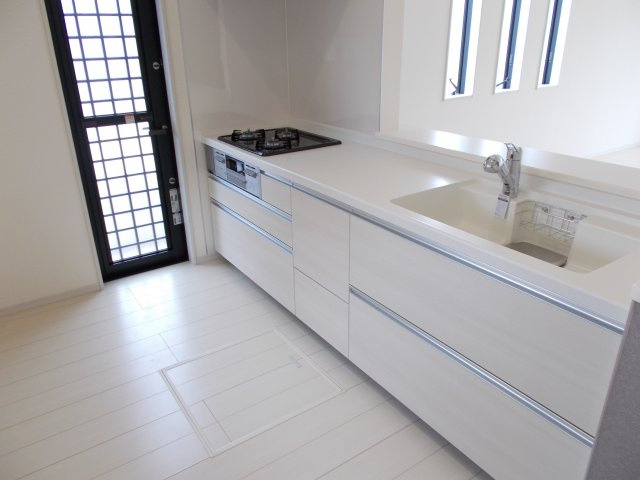 第５沼田市高橋場町　新築戸建　１号棟のキッチン|人気のカウンターキッチン採用です☆ゴミ出しに便利な勝手口付き！
コンロも３口ご用意しています！調理スペースも広くストレスなくお料理できます。
浄水器つきなので美味しいお水も飲めますよ♪