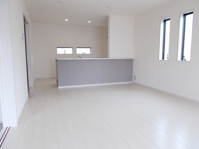 第５沼田市高橋場町　新築戸建　１号棟の居間・リビング|人気の対面式キッチンを配した空間はお好みの家具も合わせやすく、家族がくつろぐ快適な空間造りをサポート。窓からは明るい陽光が差し込みます。