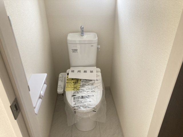 第５沼田市高橋場町　新築戸建　１号棟のトイレ|2階トイレです。清潔感のある白を基調としています。