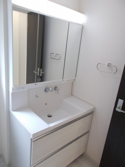 第５沼田市高橋場町　新築戸建　１号棟の独立洗面台|シャワー水栓付き洗面台で朝の身支度もバッチリです！
洗面台には収納スペースもあり洗面室もすっきり片付きますよ！