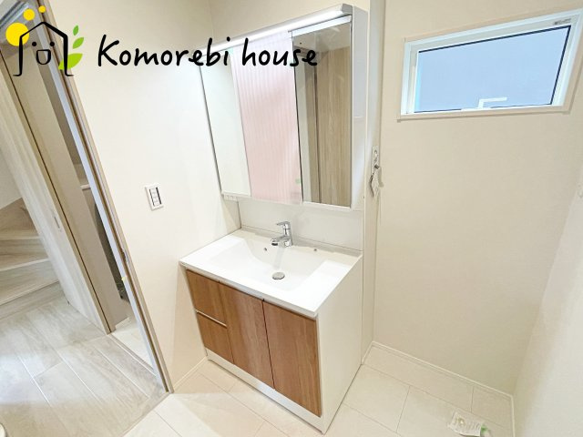 伊奈町寿　新築一戸建て　タマタウン　02の独立洗面台|独立洗面台で身支度をすべて済ませてしまいましょう