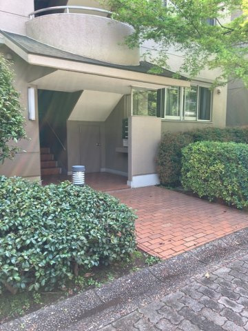 しいの木台ハイツ６号棟のエントランス