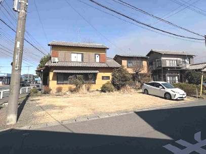 敷地面積99坪　売地　川越市小堤の前面道路含む現地写真|角地！南側公道６ⅿ、西側公道5.6～7.2ⅿ。接道幅も広いのでお車の出し入れもラクラクです♪